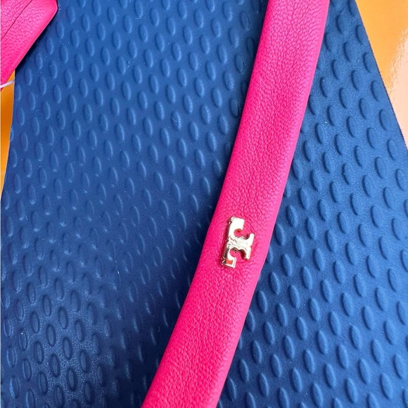 NIB Tory Burch Nappa Leather Flip Flop Sandals Vibrant Pink Blue Gold Logo Sz 8 - Picture 3 of 9